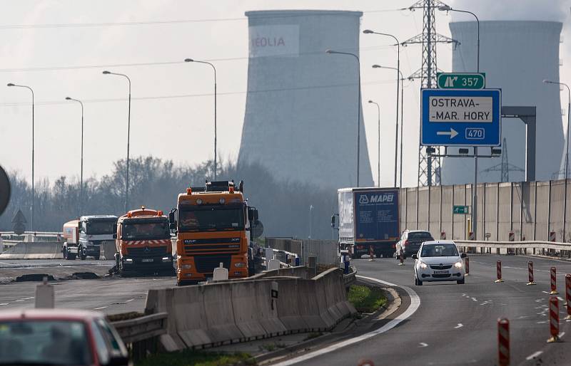 Na dálnici D1 u Ostravy nastoupili silničáři a vozovku provizorně opravují, řidiči proto musí po dálnici jezdit rychlostí 60 kilometrů v hodině, tedy v podstatě jako městem!