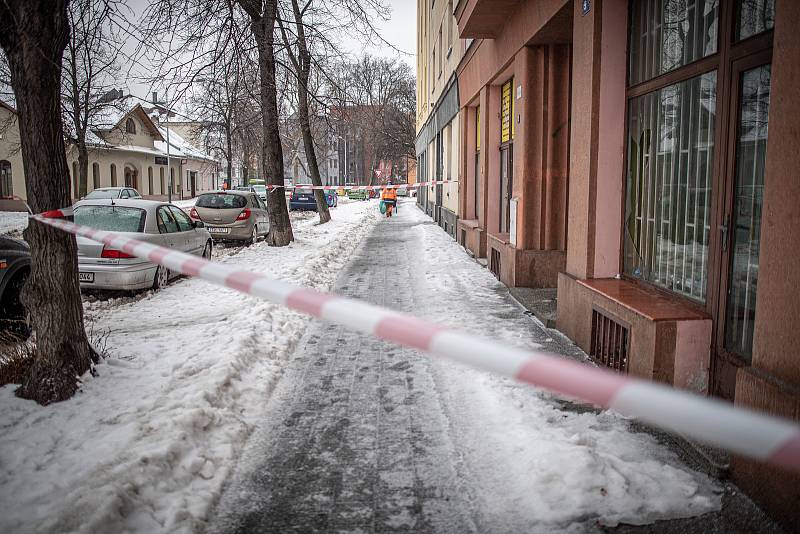 Vytyčený nebezpečný prostor kde padá sníh ze střech, 17. února 2021 v Ostravě.