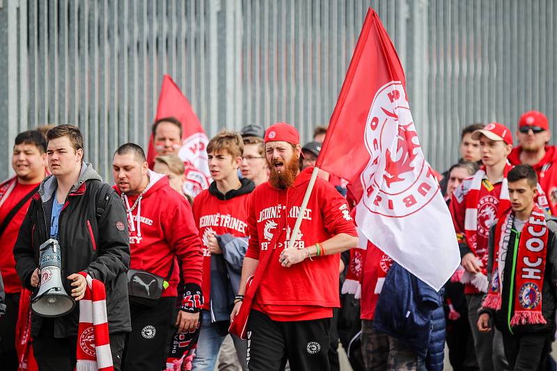 Čtvrtfinále play off hokejové extraligy - 3. zápas: HC Vítkovice Ridera - HC Oceláři Třinec, 24. března 2019 v Ostravě. Na snímku fanoušci Třince cestou na stadion.