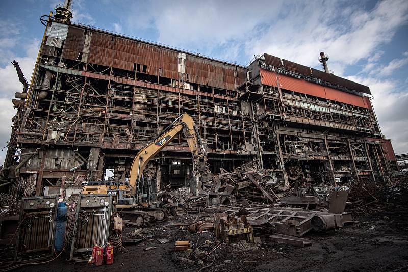 V areálu Vítkovice Steel probíhá demolice uzavřené ocelárny, 26. ledna 2021 v Ostravě.