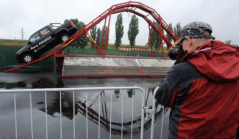 Zájemci o jízdu na vodě si mohli vyzkoušet na nejmodernějším trenažéru a na vlastní kůži poznat chovaní svého vozu na vodě. Největší zájem návštěvníků tohoto areálu byla ukázka hasičů při vyprošťování zraněných osob po nehodě.