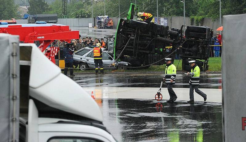 Zájemci o jízdu na vodě si mohli vyzkoušet na nejmodernějším trenažéru a na vlastní kůži poznat chovaní svého vozu na vodě. Největší zájem návštěvníků tohoto areálu byla ukázka hasičů při vyprošťování zraněných osob po nehodě.