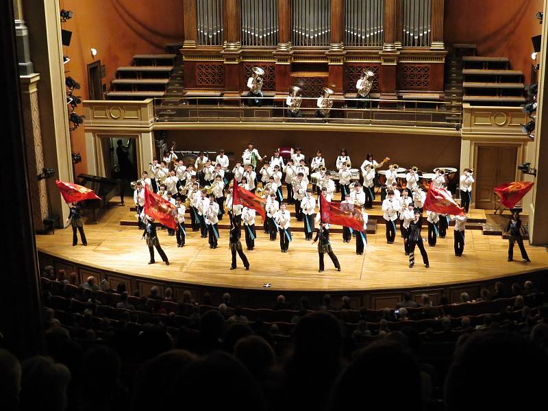 Smíšený pěvecký sbor novojičínského gymnázia vystoupil v úterý 2. dubna na Česko japonském koncertě v Dvořákově síni pražského Rudolfina.