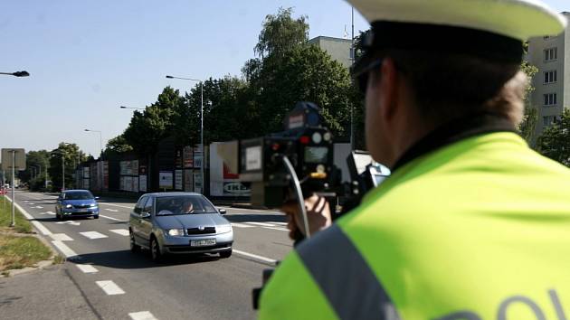 Dopravní policisté při měření rychlosti. 