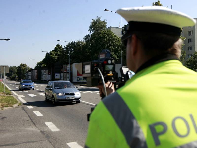 Dopravní policisté při měření rychlosti. 