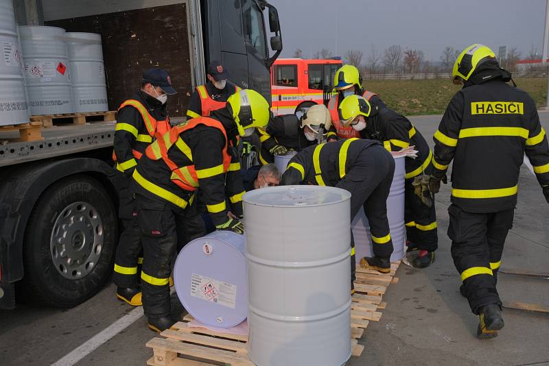 Zásah hasičů na dálnici u Ostravy u úniku barvy z barelu. Vezl jej kamion z Itálie.