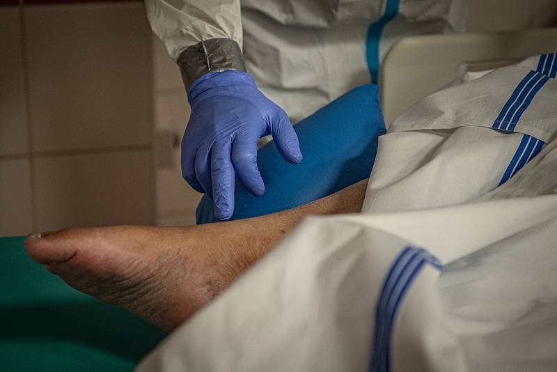 Pacienti s covidem zaplňují lůžka nemocnic. Na snímku kovidová ARO jednotka v nemocnice AGEL Ostrava-Vítkovice.