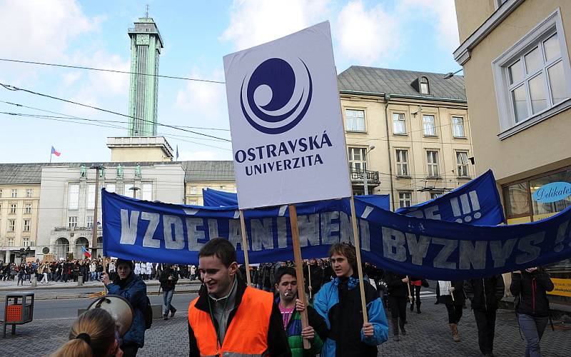 Ve středu se městem prošel protestní průvod, byl další z akcí pořádaných v rámci takzvaného Týdne neklidu. Studenti a někteří pedagogové projevují svůj nesouhlas s reformou.