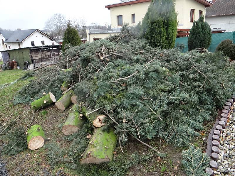 Zásah hasičů kvůli silnému větru v Klimkovicích.