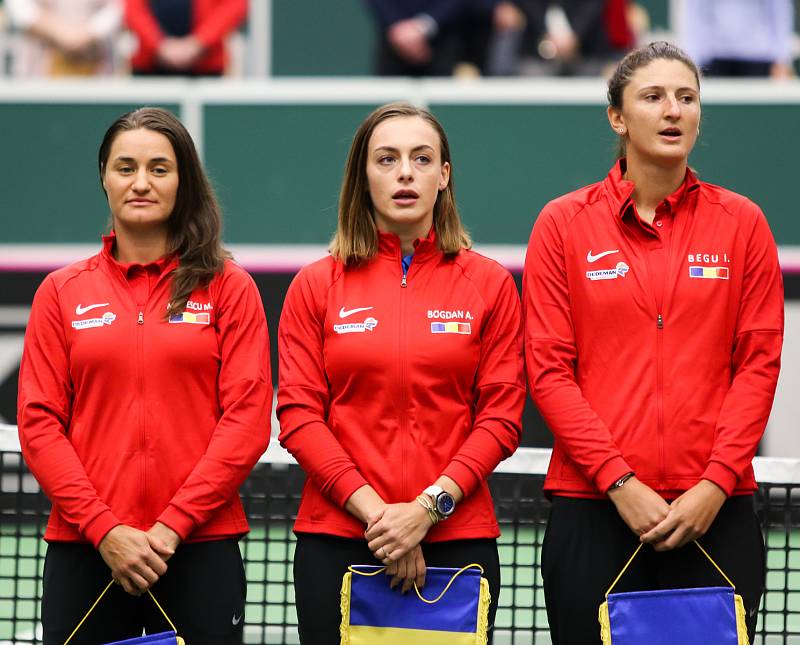 Utkání kvalifikace Fedcupového poháru Česká republika - Rumunsko, dvouhra, 9. února 2019 v Ostravě. Na snímku (zleva) Monica Niculescuová, Ana Bogdanová, Irina-Camelia Beguová.