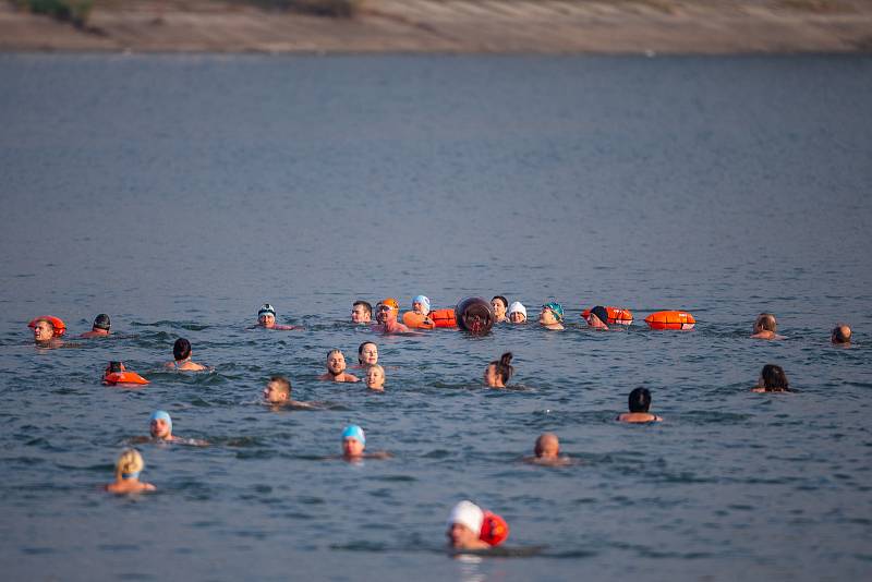 Charitativní plavecká akce Kamilovy míle, kterou uspořádal spolek plavců Zimní koupelníci, 13. listopadu 2021, Žermanická přehrada.