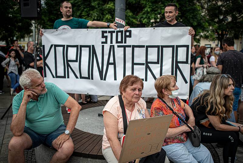 Lidé na Masarykově náměstí protestem vyjadřují nesouhlas s postupem vlády a Krajské hygienické stanice (KHS) v Ostravě, 20. července 2020 v Ostravě.