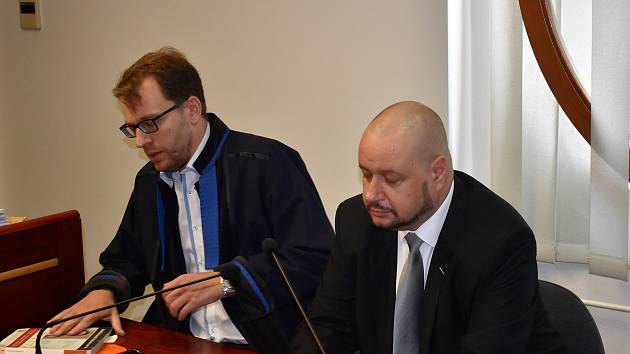 Radek Velička (vpravo vedle svého přiděleného obhájce) u soudu vinu odmítl.