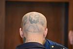 Muž měl na hlavě výrazné tetování.