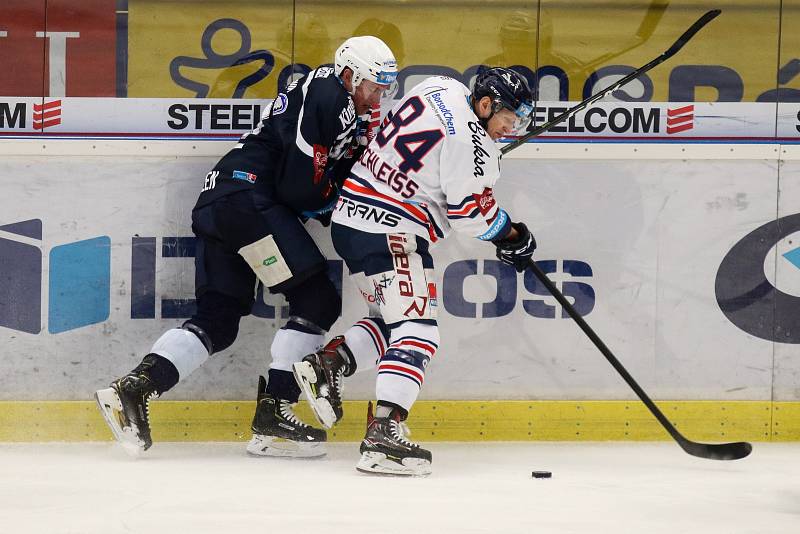 Utkání 30. kola hokejové extraligy: HC Vítkovice Ridera - HC Škoda Plzeň, 28. prosince 2018 v Ostravě. Na snímku (zleva) Jay Conor Allen, Jan Schleiss.