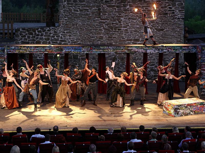 Letní shakespearovské slavnosti na Slezskoostravském hradě, představení Romeo a Julie.