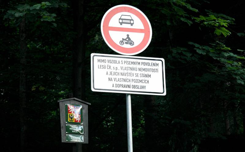 Opatření lesáků proti parkování u transformátoru nad Ostravicí a v jeho okolí.