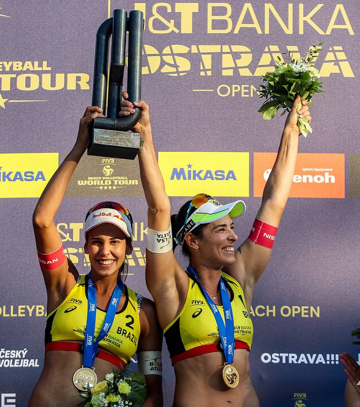 Slavnostní ceremoniál. FIVB Světové série v plážovém volejbalu J&T Banka Ostrava Beach Open, 2. června 2019 v Ostravě. Na snímku (zleva) Eduarda Santos Lisboa Duda (BRA), Agatha Bednarczuk (BRA).