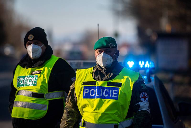 Policie ČR a vojáci začali nařízením vlády ČR kontrolovat, jestli lidé dodržují nová protiepidemická opatření omezující volný pohyb mezi okresy. 6. března 2021 v Nové Bělé.