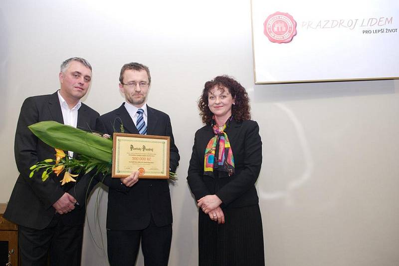 Nejvíce hlasů měl projekt Hrej, skákej, křič, hlavně konej dobro. Symbolický šek z rukou manažera Radegastu Ivo Kaňáka a manažerky firemních vztahů a komunikace Drahomíry Mandíkové převzal ředitel Salesiánského střediska Don Bosco Jiří Caha (uprostřed).