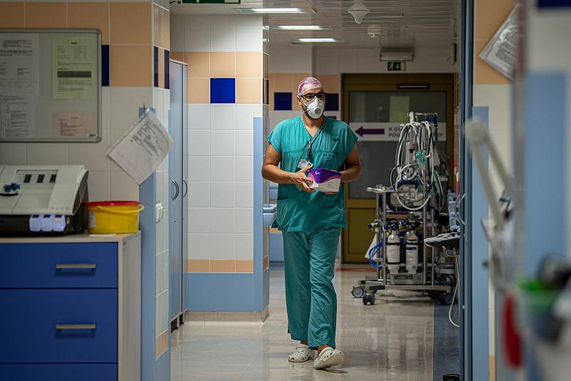Oddělení resuscitační a intenzivní medicíny (ORIM 3) ve Fakultní nemocnic Ostrava (FNO), 7. října 2020 v Ostravě. Oddělení ORIM 3 je vyhrazeno pro pacienty s onemocnění koronavirem (COVID-19). Staniční sestra Tomáš Glac.