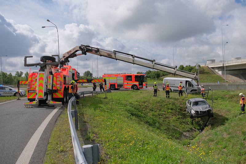 Bezpečnostní dodávka se na přivaděči k D1 střetla s autem. U nehody zasahovali hasiči.