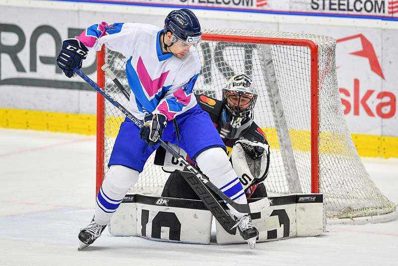 Utkání 44. kolo hokejové extraligy: HC Vítkovice Ridera - HC Sparta Praha, 3. února 2023, Ostrava. (zleva) Marek Kalus z Vítkovic a brankář Sparty Jakub Kovář.