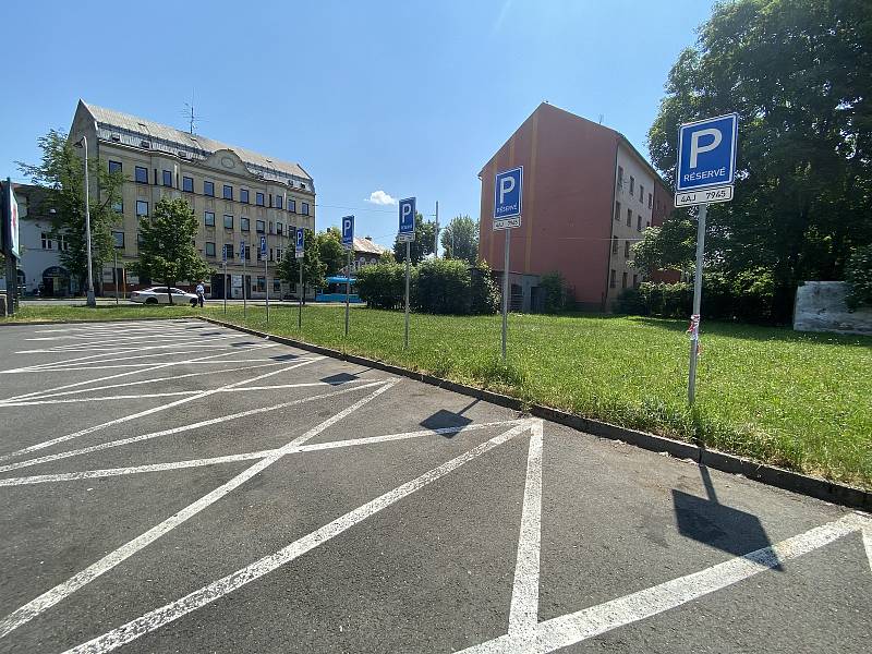 Vyhrazené místa na parkovišti v Přívoze. Červen 2021.