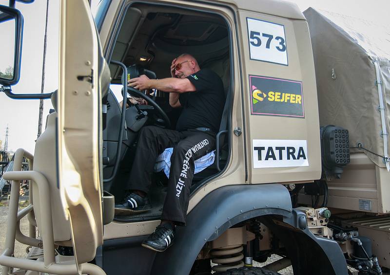 Zdolání kovového monstra se na první pohled zdálo nemožné. Tatra 810 4x4 řízená Liborem Václavíkem to dokázala.