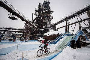 Cyklokrosaři se během UEC Evropského poháru 2022 na trati v Dolní oblasti Vítkovic museli vloni v prosinci poprat s technickými překázkami i pořádnou sněhovou nadílkou (17. prosince 2022, Ostrava).