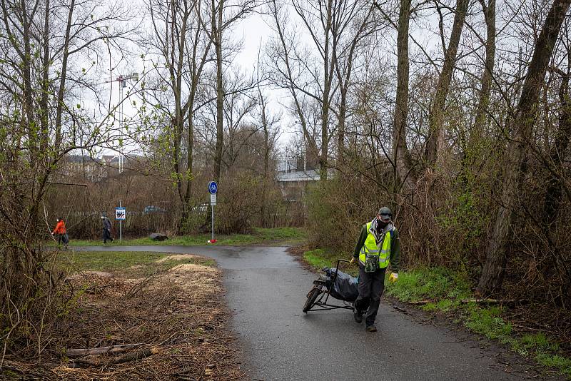 Pojďte s námi uklízet Ostravu. To byla dobrovolnická akce, jejíž cílem bylo uklidit okolí od odpadků a nepořádku kolem Slezskoostravského hradu, 17. dubna 2021 v Ostravě.