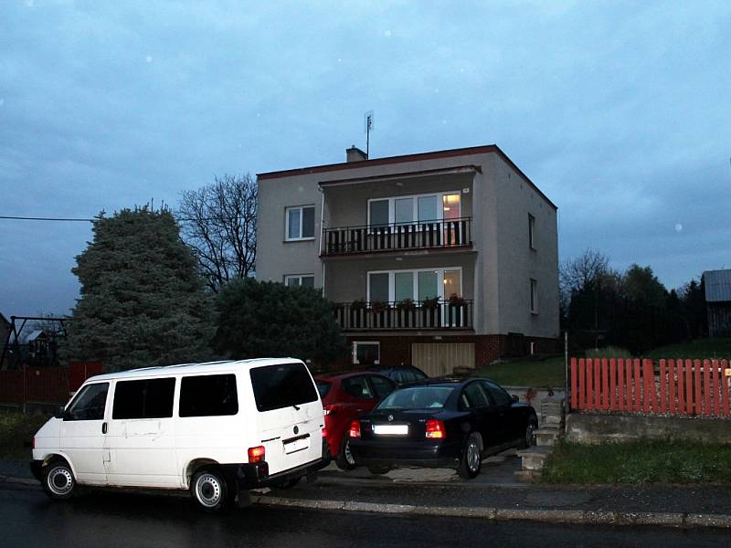 Před domem, kde bydlel muž, jenž má zřejmě na svědomí dva lidské životy, stála až do večerních hodin auta.