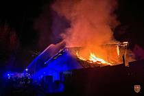 Večerní požár obytného přístavku ve Frýdku-Místku hasiči zachránili rodinný dům.