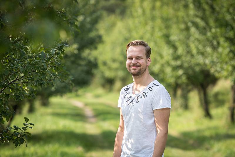 Zpěvák Martin Chodúr při fotografování pro Deník 27. srpna 2017 v Raškovicích.