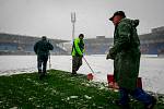 Středa 19. dubna 2017 v Ostravě. Odklízení sněhu z hrací plochy na stadionu ve Vítkovicích.