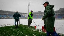 Středa 19. dubna 2017 v Ostravě. Odklízení sněhu z hrací plochy na stadionu ve Vítkovicích.