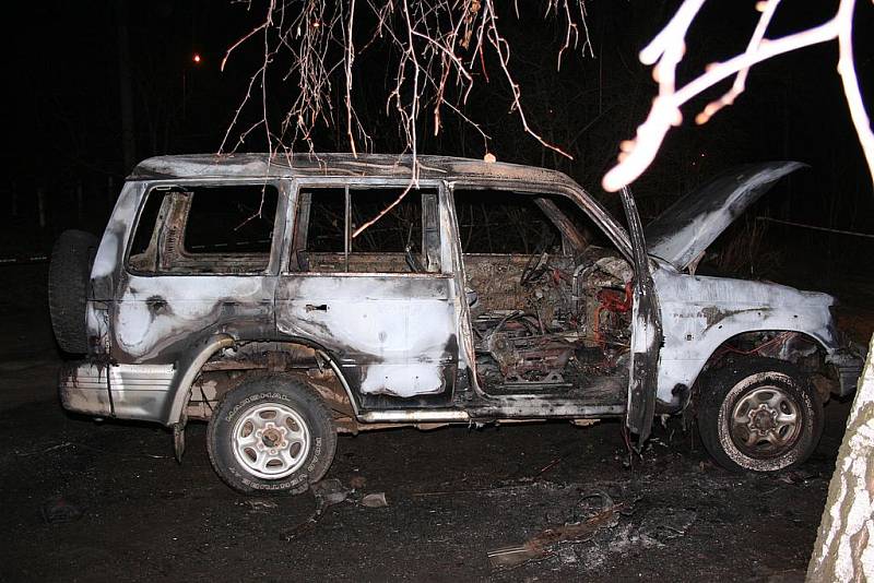 POŽÁR. Pachatelé z místa činu odjeli terénním vozidlem ke Slezskoostravskému hradu. Tam auto odstavili a zapálili.