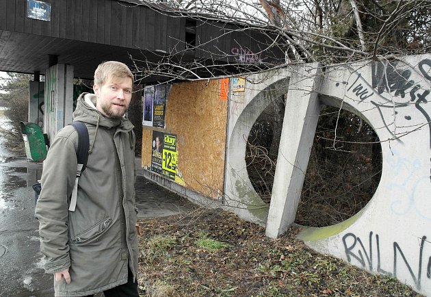 Na snímku jedna z nejneobvyklejších betonových zastávek v Ostravě a pro jejich znalce Jakuba Ivánka z Ostravské univerzity i nejoblíbenějších.