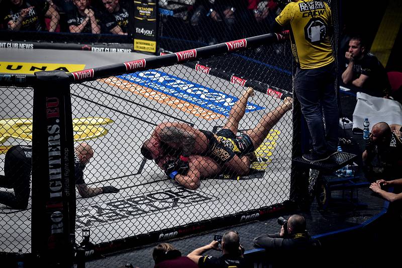 MMA Octagon 11 v Ostravar aréně, 16. března 2019 v Ostravě. Na snímku (v červeném) Karlos Vémola proti Pawel Brandýs.