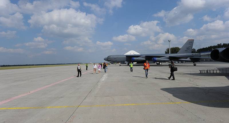 Dva legendární bombardéry B 52 přistály v úterý na Letišti Leoše Janáčka Ostrava. Obří stroje patří mezi největší atrakce letošního ročníku akce Dny NATO.