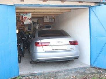 Zajištěné vozidlo Audi A6 v garáži jednoho z pachatelů.