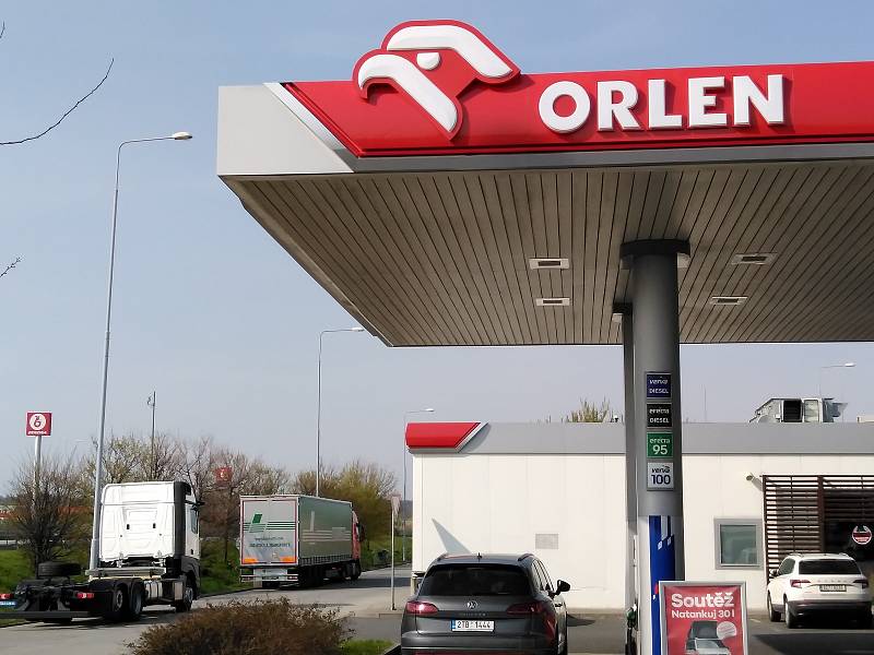 Ve směru na Olomouc řidiči vjíždějí do prostoru Benziny, při cestě do Ostravy se ocitají v areálu Orlen.