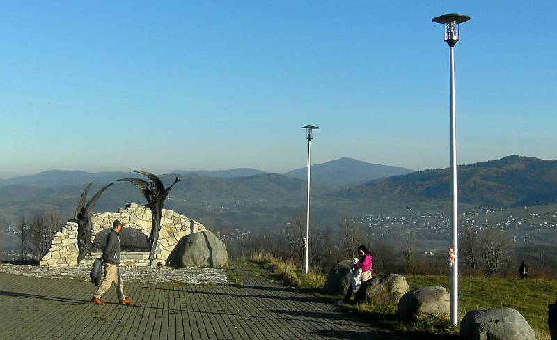 PŮLDRUHÉ hodiny autem po dálnici z Ostravy se naskýtá polská alternativa výletů do hor s výhledy i zajímavostmi.