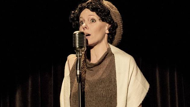 Vanda Hauserová jako Edith Piaf.