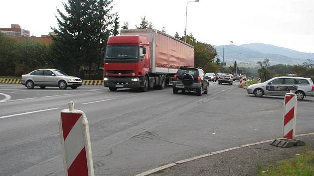 Zastaralá křižovatka na Kamionce v Třinci projde modernizací. Práce začnou v nejbližších dnech, semafory zde budou na konci listopadu. Křižovatka je na hlavním tahu I/11, místem denně projede asi dvacet tisíc vozidel.