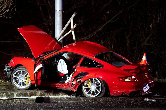 Nehoda vozidla zn. Porsche ve večerních hodinách na ulici Plzeňská, vedle tramvajové zastávky Dolní směr Ferona. 12. března 2021 v Ostravě.