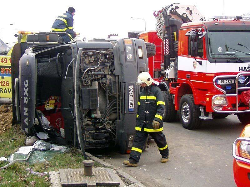 Jedna z letošních hrozivě vypadajících nehod se stala v Ostravě-Porubě, kde se na křižovatce převrátil nákladní vůz převážející zeminu