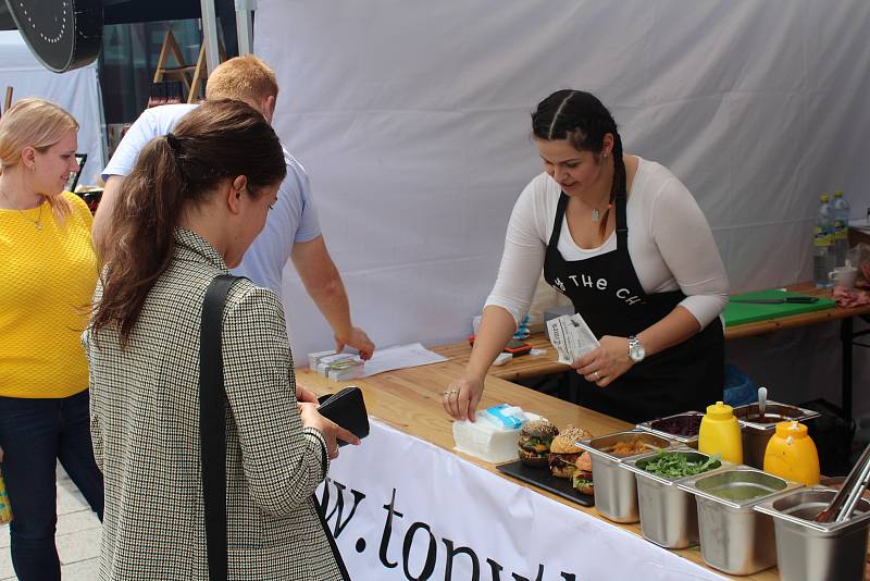 Burger festival u obchodního a zábavního centra Forum Nová Karolina v centru Ostravy, 10. května 2019.