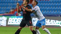 Utkání 6. kola fotbalové Fortuna ligy: FC Baník Ostrava - Slavia Praha, 4. října 2020 v Ostravě. Tomáš Holeš ze Slavie, Daniel Holzer z Ostravy.