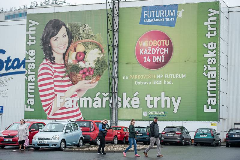 Farmářské trhy u nákupního centra Futurum v Ostravě, duben 2017. Ilustrační foto.